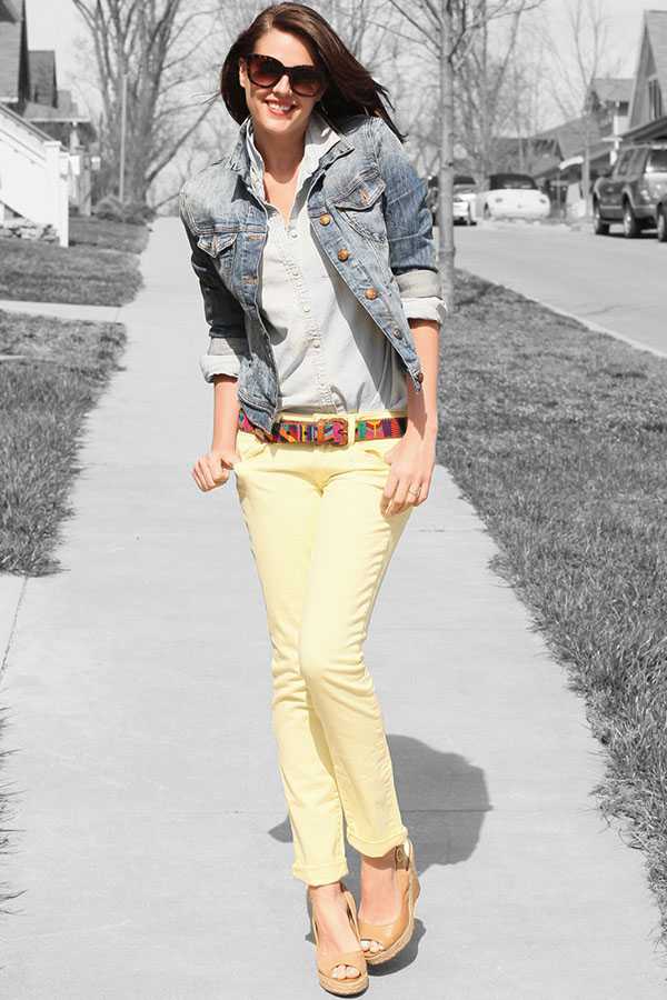 Пастельно-жёлтые джинсы с джинсовой рубахой и джинсовкой