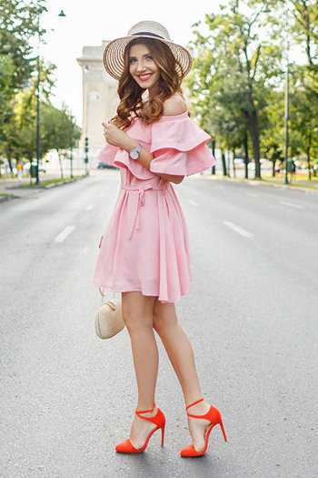Красные туфли с нежно-розовым платьем